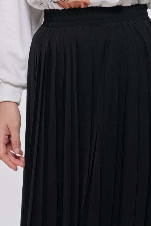 Fresh Pleat Skirt in Black