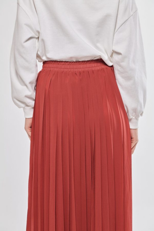 Fresh Pleat Skirt in Red