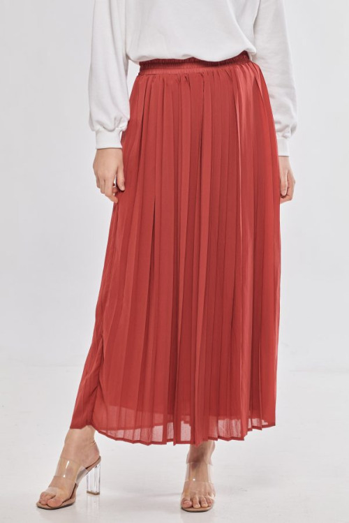 Fresh Pleat Skirt in Red