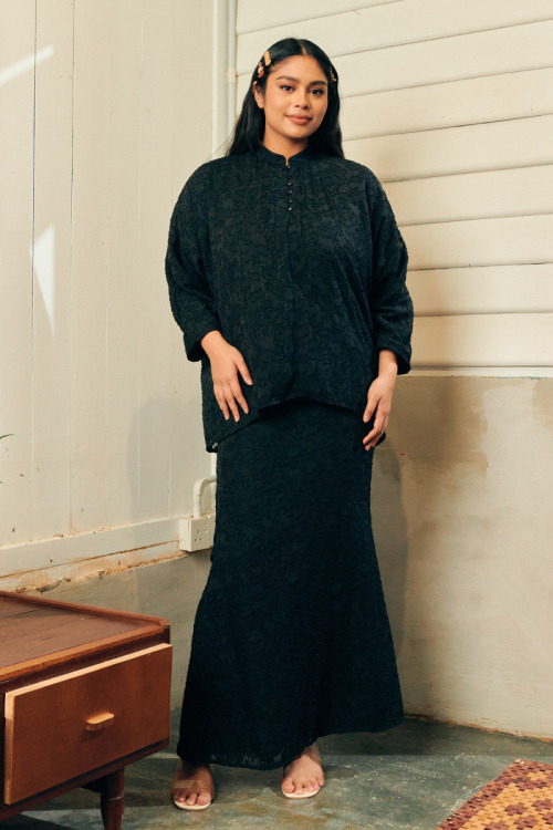 Black Azalea Cekak Musang Leaf Textured Kurung