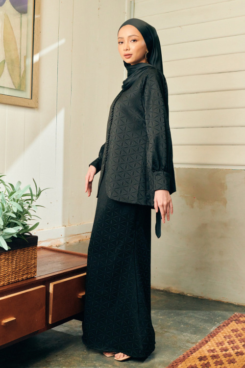 Black Zuhayra Classic Button Textured Kurung Kebaya