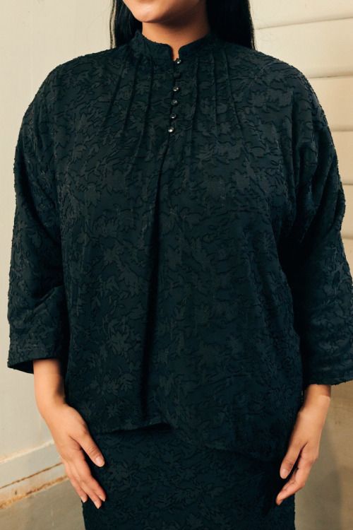 Black Azalea Cekak Musang Leaf Textured Kurung