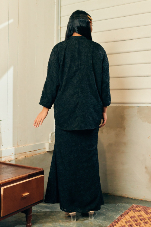 Black Azalea Cekak Musang Leaf Textured Kurung